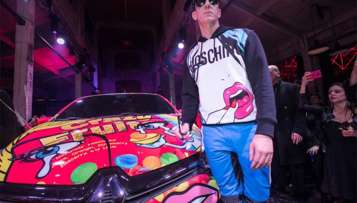 Renault Clio veste Moschino per l’aperitivo milanese - Foto 1 di 5