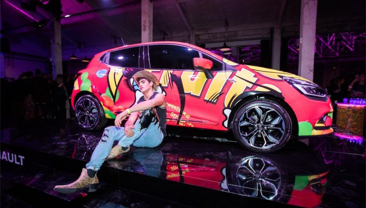 Renault Clio veste Moschino per l’aperitivo milanese - Foto 5 di 5