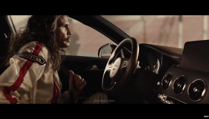 Kia Stinger 2018: Steven Tyler ed Emerson Fittipaldi nello spot del Super Bowl - Foto 1 di 15