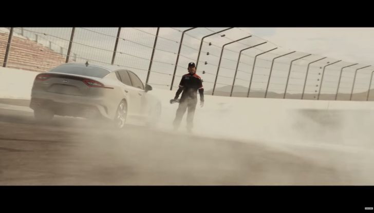 Kia Stinger 2018: Steven Tyler ed Emerson Fittipaldi nello spot del Super Bowl - Foto 8 di 15