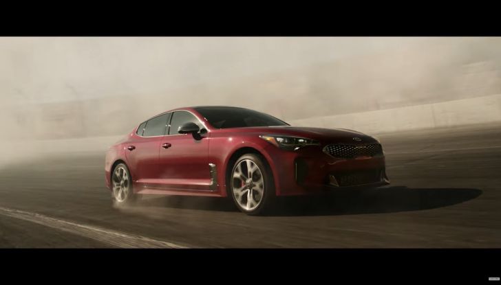 Kia Stinger 2018: Steven Tyler ed Emerson Fittipaldi nello spot del Super Bowl - Foto 9 di 15