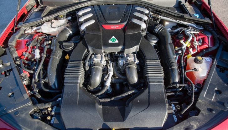 Prova su strada Alfa Romeo Giulia Quadrifoglio, la macchina perfetta! - Foto 16 di 48