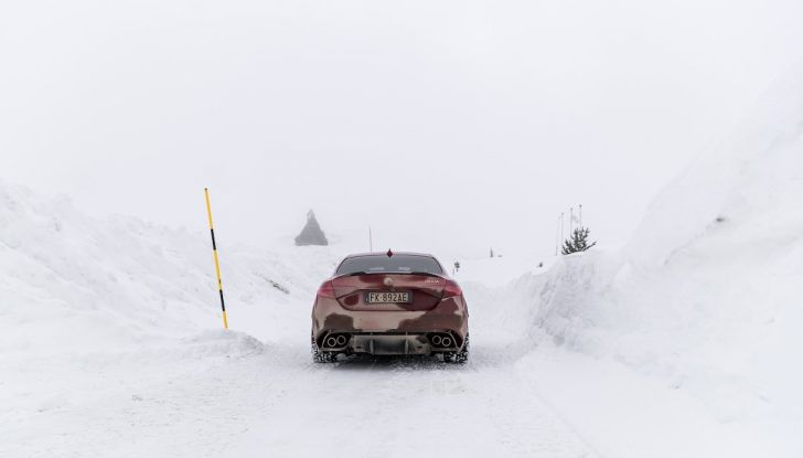 Prova su strada Alfa Romeo Giulia Quadrifoglio, la macchina perfetta! - Foto 37 di 48