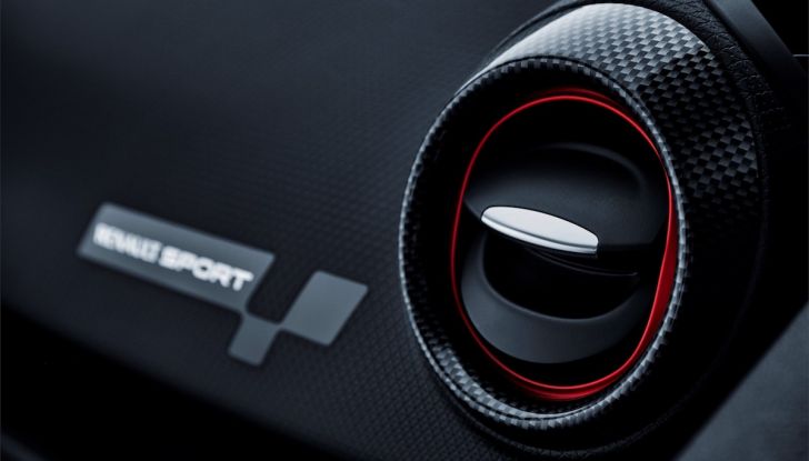 Renault Clio R.S. 18: la Hot Hatch da 220CV pronta a scendere in pista - Foto 15 di 20