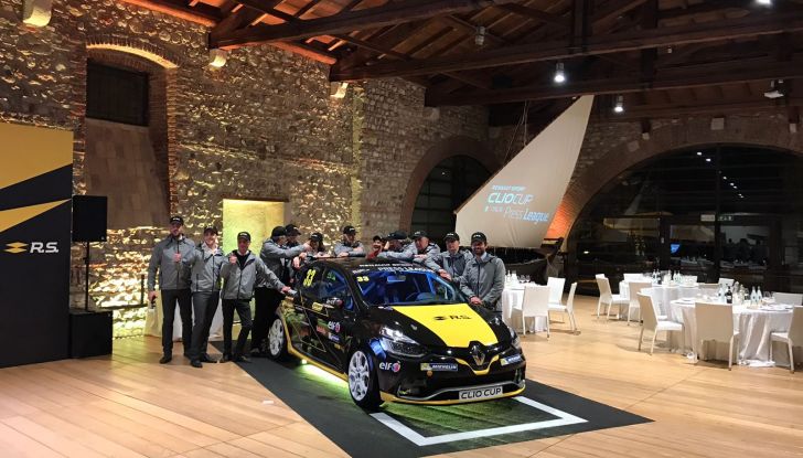 Renault Clio R.S. 18: la Hot Hatch da 220CV pronta a scendere in pista - Foto 2 di 20