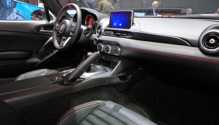 Abarth 124 GT, serie speciale con hard top in carbonio - Foto 9 di 11