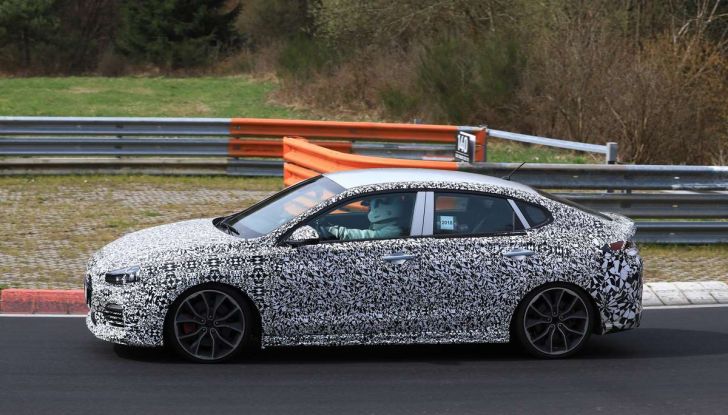 Hyundai i30 N Fastback, primi test su strada della variante sportiva - Foto 25 di 26