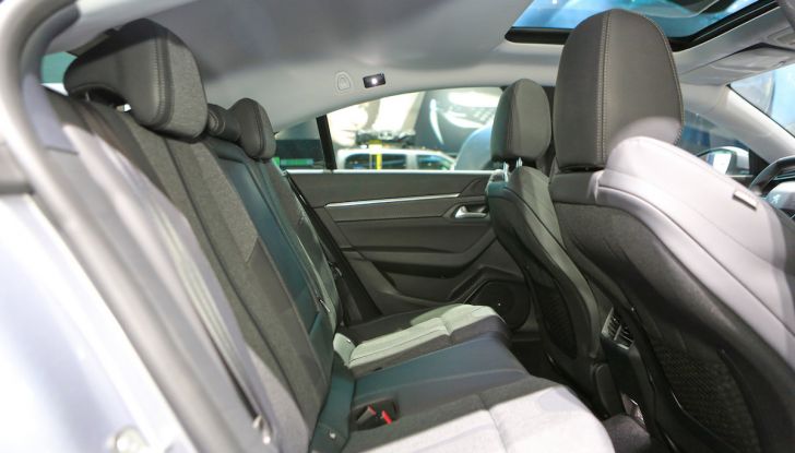 Peugeot dà il via alla rivoluzione elettrica - Foto 12 di 20