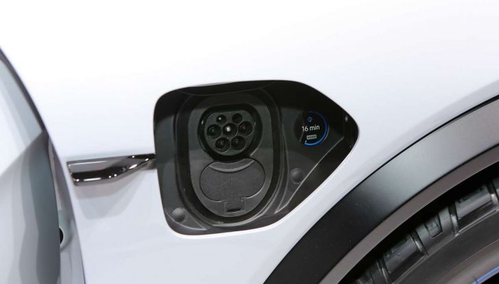 Porsche elettrica ricarica 100Km di autonomia in 3 minuti - Foto 17 di 41