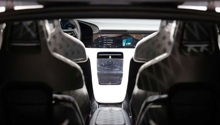 Porsche elettrica ricarica 100Km di autonomia in 3 minuti - Foto 14 di 41