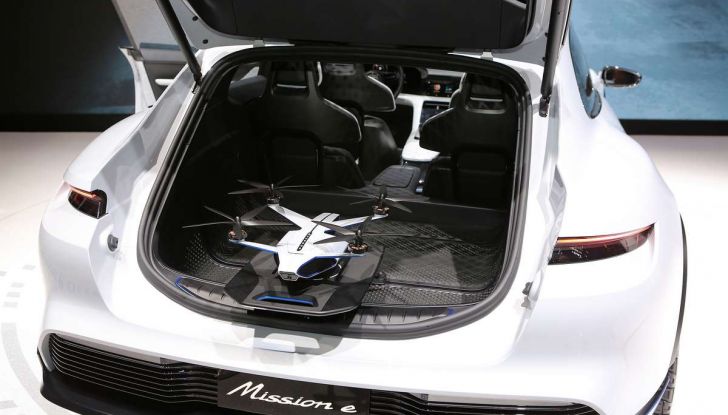 Porsche elettrica ricarica 100Km di autonomia in 3 minuti - Foto 25 di 41