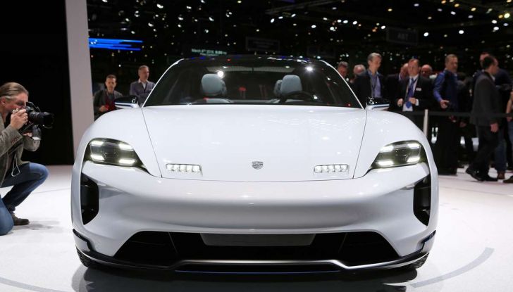 Porsche elettrica ricarica 100Km di autonomia in 3 minuti - Foto 21 di 41