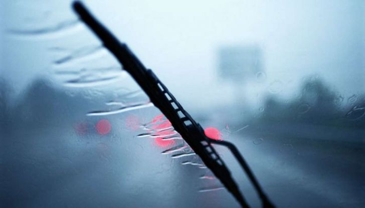 Come cambiare i tergicristalli dell’auto - Foto 7 di 10