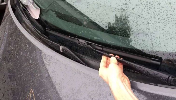 Come cambiare i tergicristalli dell’auto - Foto 8 di 10