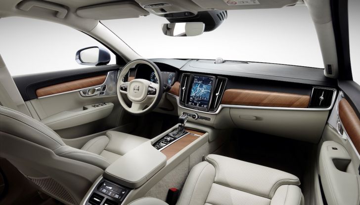 Prova su strada Volvo V90 Cross Country Pro: la regina delle Station Wagon - Foto 21 di 44