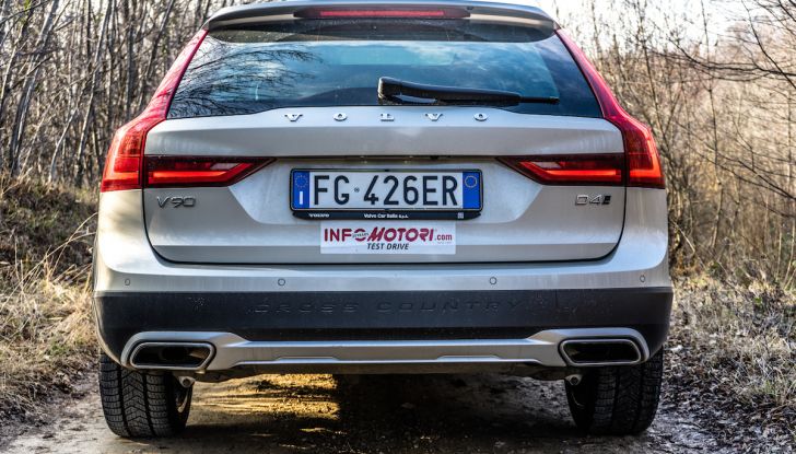 Prova su strada Volvo V90 Cross Country Pro: la regina delle Station Wagon - Foto 11 di 44