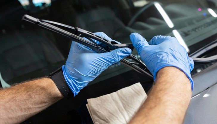 Cambiare tergicristalli auto