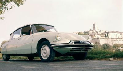 DS presenta ID 19 al Salone dell’Auto di Parigi del 1956