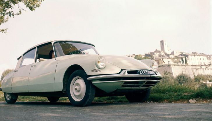 DS presenta ID 19 al Salone dell’Auto di Parigi del 1956 - Foto 1 di 6