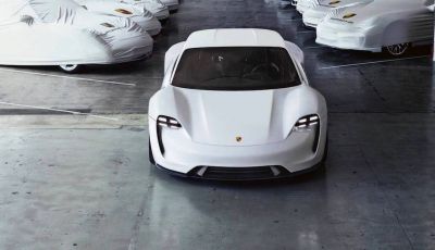 Arnold Schwarzenegger protagonista di uno scherzo sulle auto elettriche