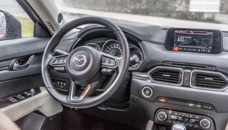 Mazda CX-5 2018, prova su strada: due versioni a confronto - Foto 22 di 34