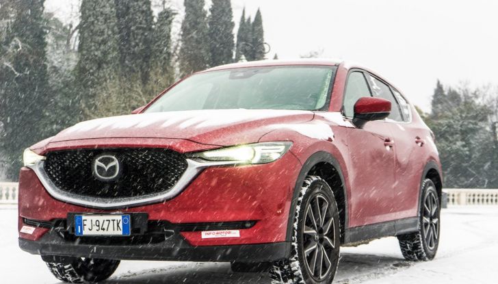 Mazda CX-5 2018, prova su strada: due versioni a confronto - Foto 11 di 34