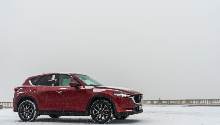 Mazda CX-5 2018, prova su strada: due versioni a confronto - Foto 12 di 34