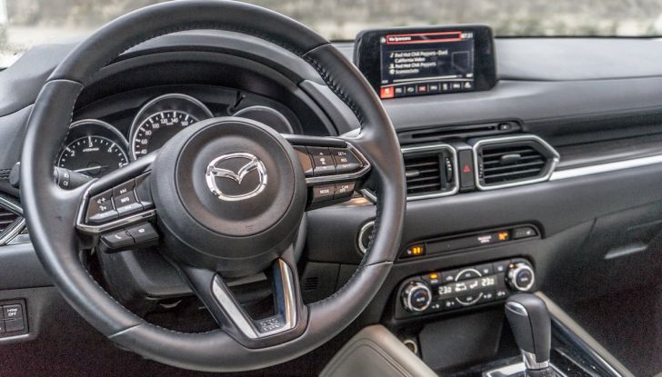 Mazda CX-5 2018, prova su strada: due versioni a confronto - Foto 20 di 34