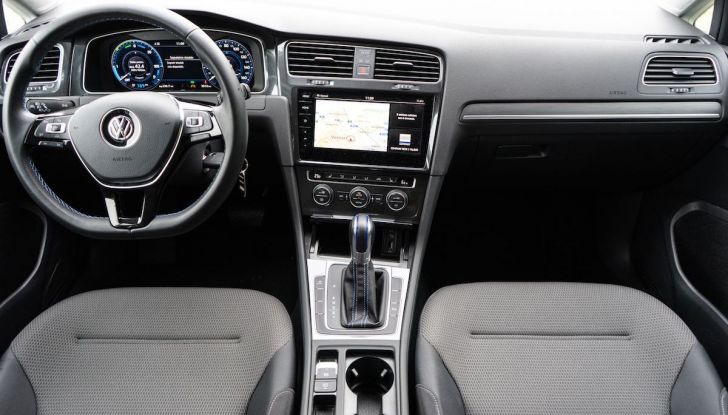 Prova Volkswagen e-Golf 2018: Tanta autonomia, comfort e stile! - Foto 18 di 27