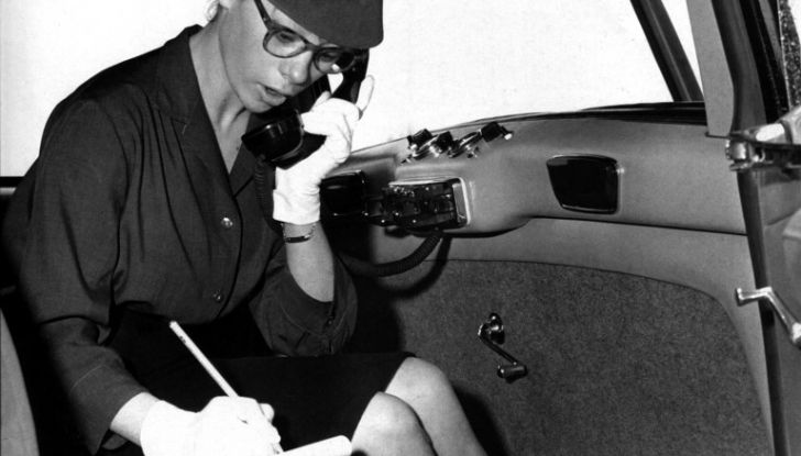 L’eleganza di Audrey Hepburn a bordo di DS 19 - Foto 3 di 3