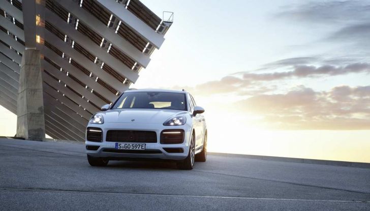 Porsche Cayenne E-Hybrid prezzi, motori e prestazioni del SUV ibrido - Foto 1 di 6
