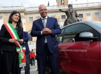 Smart Elettrica per il Comune di Roma, Virginia Raggi al volante