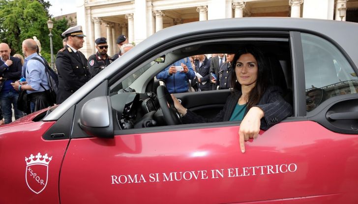 Smart Elettrica per il Comune di Roma, Virginia Raggi al volante - Foto 1 di 4