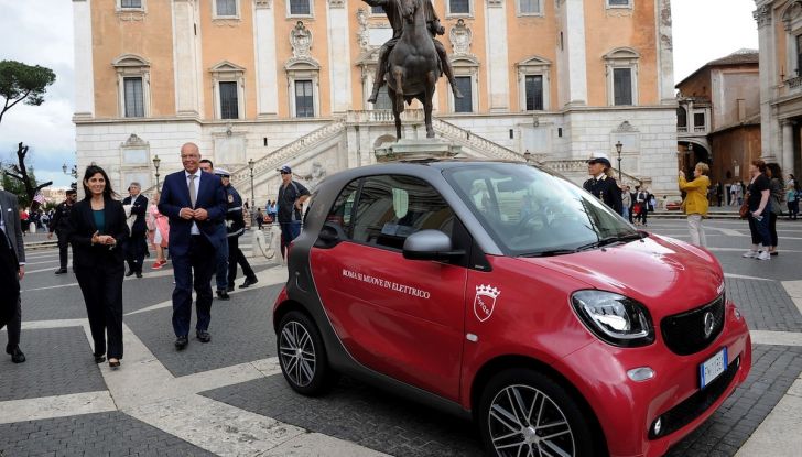 Smart Elettrica per il Comune di Roma, Virginia Raggi al volante - Foto 2 di 4
