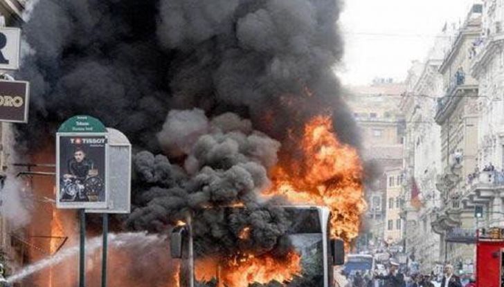 Roma: autobus in fiamme, attimi di terrore in via del Tritone - Foto 4 di 4