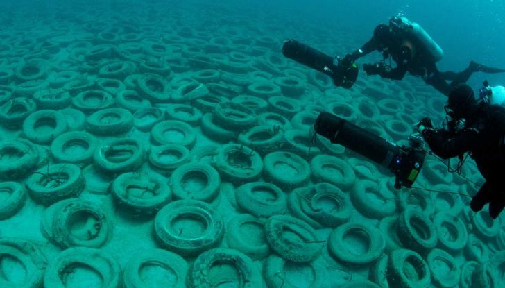 8.500 pneumatici recuperati dai fondali marini italiani - Foto 1 di 6