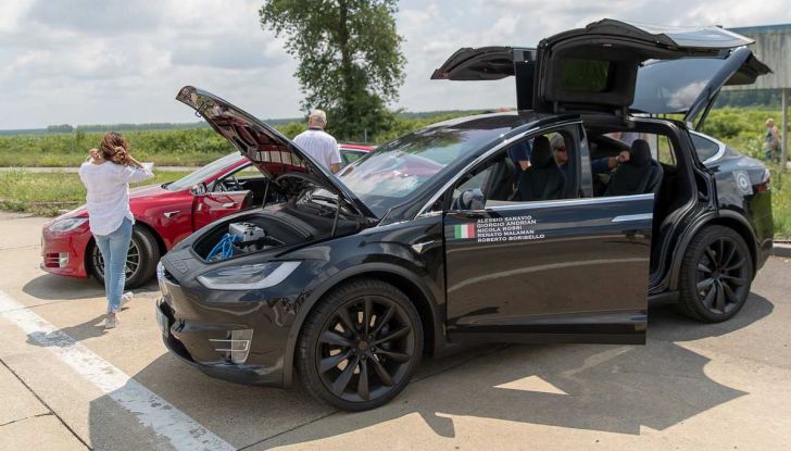 Tesla Model X prova su strada, autonomia, tempi di ricarica e optional - Foto 12 di 35