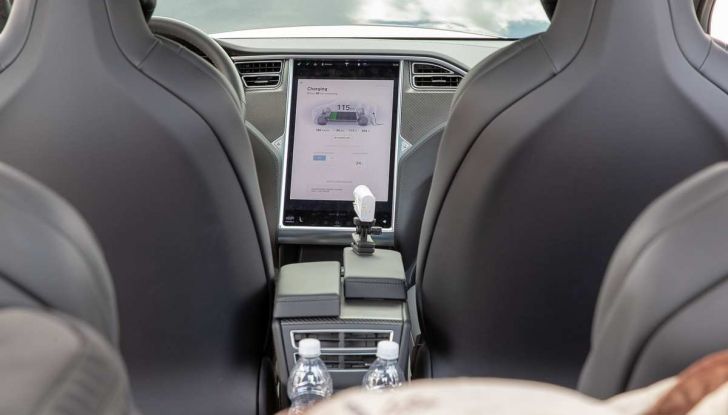 Tesla Model X prova su strada, autonomia, tempi di ricarica e optional - Foto 15 di 35