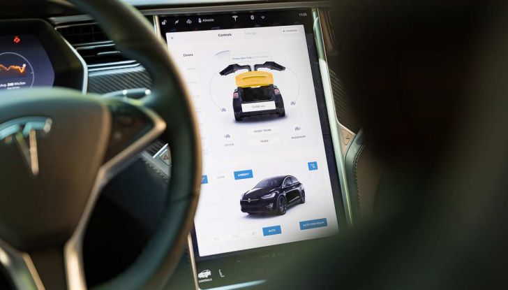 Tesla Model X prova su strada, autonomia, tempi di ricarica e optional - Foto 5 di 35