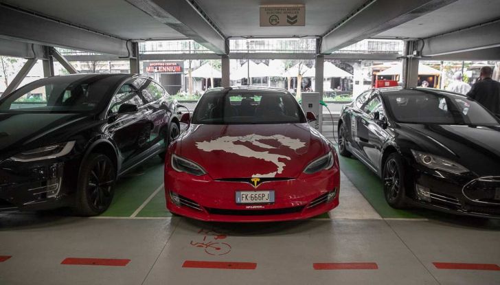 Tesla Model X prova su strada, autonomia, tempi di ricarica e optional - Foto 22 di 35