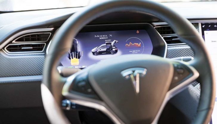 Tesla Model X prova su strada, autonomia, tempi di ricarica e optional - Foto 6 di 35