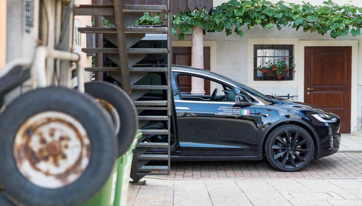 Tesla Model X prova su strada, autonomia, tempi di ricarica e optional - Foto 2 di 35