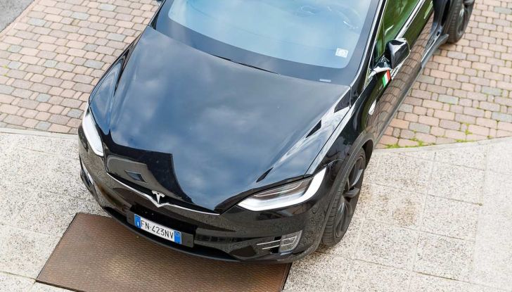 Tesla Model X prova su strada, autonomia, tempi di ricarica e optional - Foto 8 di 35