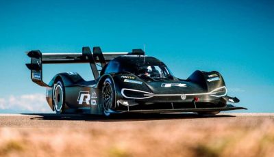 Volkswagen ID R da record alla Pikes Peak mentre in Cina si amplia la Mega-Fabbrica