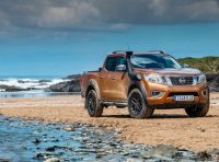 Nissan Navara, il pick-up ripulisce le spiagge dalla plastica