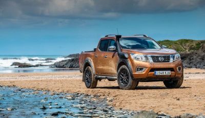 Nissan Navara, il pick-up ripulisce le spiagge dalla plastica