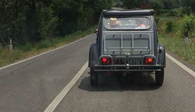 Citroen 2CV 70th Anniversary prova su strada e storia dell’auto