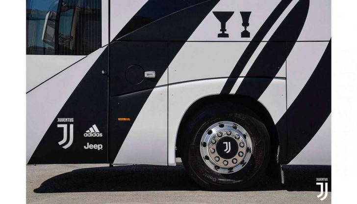 Garage Italia Customs firma il pullman zebrato della Juventus - Foto 4 di 8