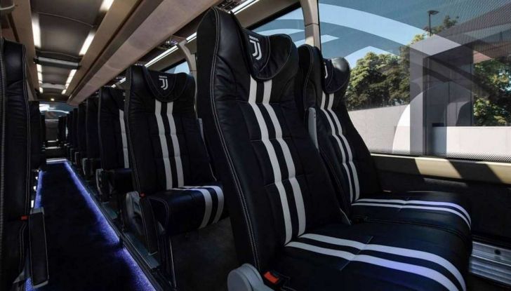Garage Italia Customs firma il pullman zebrato della Juventus - Foto 7 di 8