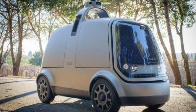 L’auto a guida autonoma consegna la spesa ordinata online